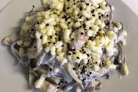 Соба с курицей под сливочным соусом