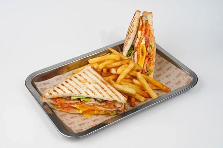 Клаб-сэндвич с картофелем фри