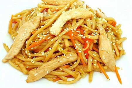 Пшеничная лапша с курицей и овощами