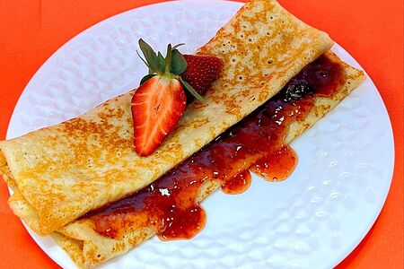 Блин с клубничным вареньем