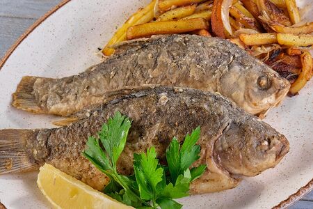 Жареный карась с картофелем