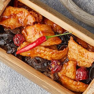 Խոզի միս սև սնկով բամբուկի մեջ