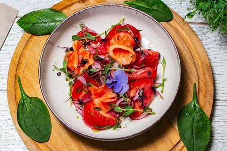 Томаты с сёмгой и базиликом