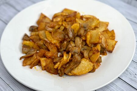 Жареный картофель с грибами