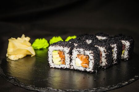 Ролл калифорния с лососем