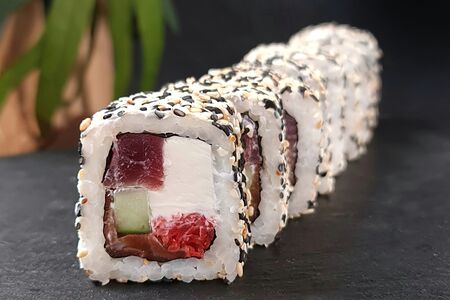 Ролл Окинава с лососем и тунцом