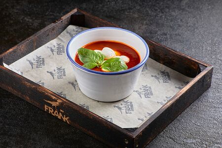 Томатный суп с моцареллой