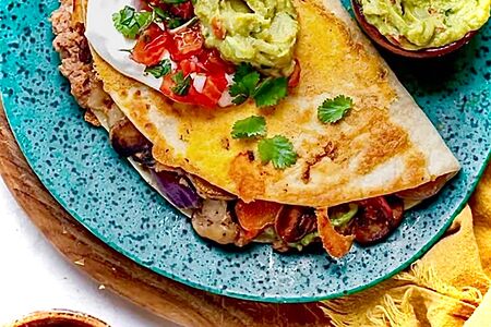 Кесадилья с чикеном со сметанным соусом