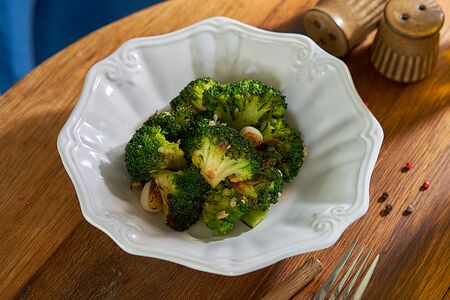 Брокколи, обжаренная с чесноком