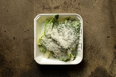 Салат романо с пармезаном и соусом цезарь