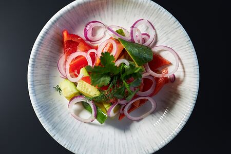 Салат овощной с зеленью