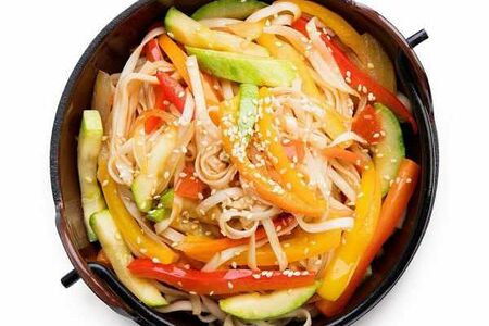 Удон с овощами в остро-сладком соусе