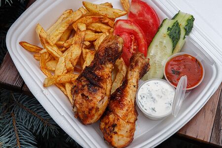 Куриные голени с картофелем фри, помидор, огурец