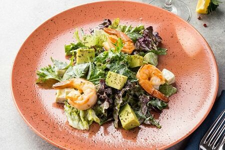 Салат с тигровыми креветками