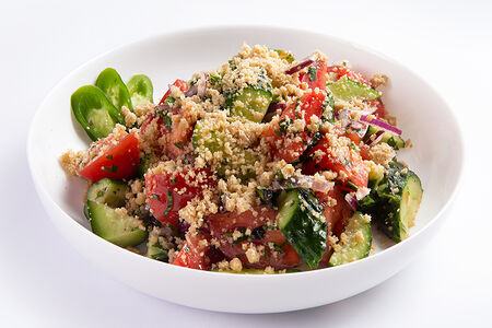 Салат овощной с орехами