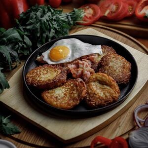 Драники с беконом и яйцом