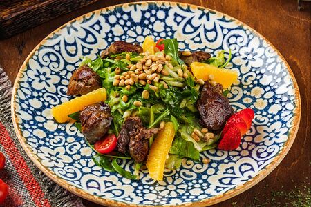 Салат с обжаренной куриной печенью и кабачками