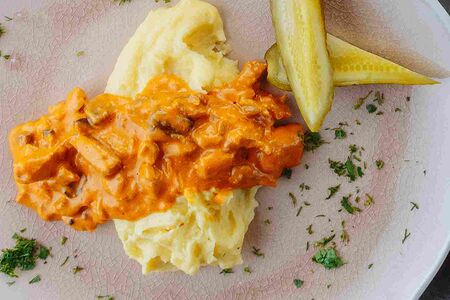 Бефстроганов с картофельным пюре и маринованным огурчиком 