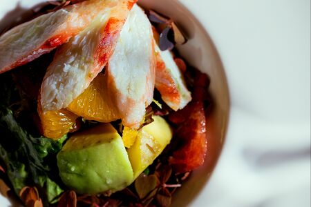 Салат с мясом краба и заправкой апельсин-чили