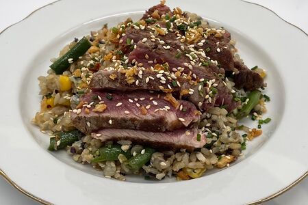 Стейк из говядины с жареным рисом