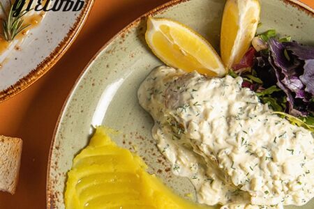 Филе палтуса на подушке из картофельного пюре