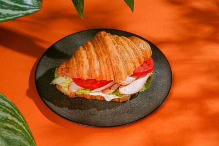 Круассан с копченой курицей