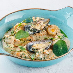 Морепродукты в сливочном соусе