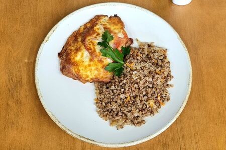 Свинина с помидором и грибами под сыром с гречкой