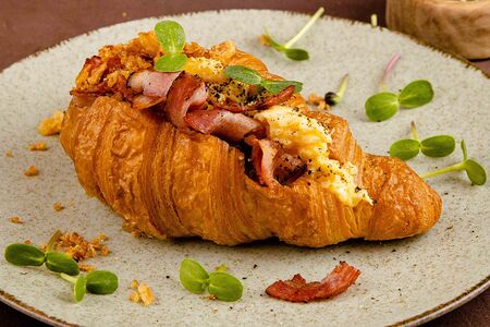 Круассан с беконом и скремблом