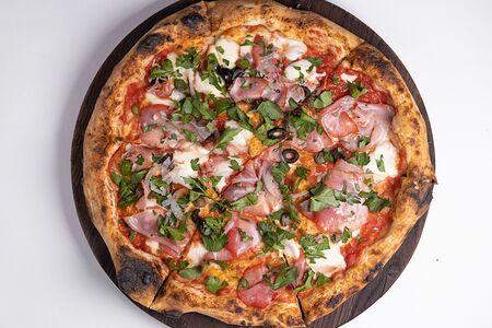 Пицца с копченым тунцом и маслинами