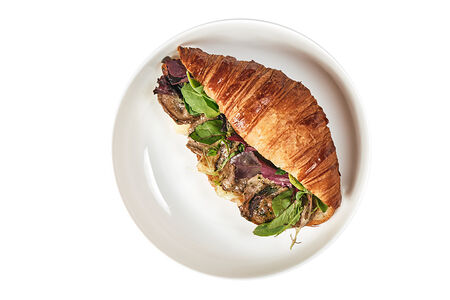 Круассан с ростбифом и запеченным сыром