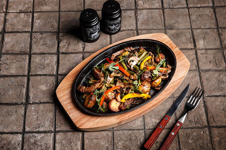 Горячая сковорода со свининой и овощами