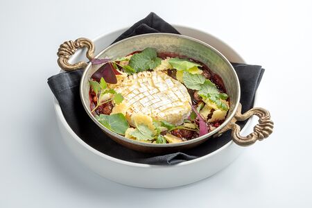 Печеный камамбер с ягодами и крекером из пармезана