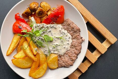 Бифштекс из телятины с картофельными дольками