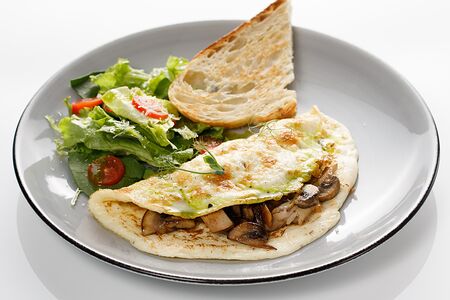 Омлет с курицей и грибами