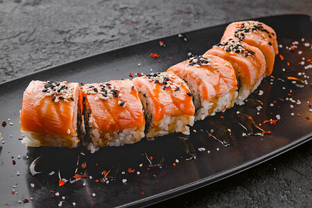 Ролл с лососем и угрем