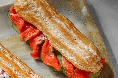 Эклер с лососем и сыром