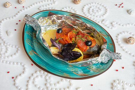 Камбала запеченная с помидорами и луком