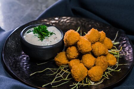 Оливки в темпуре и тартар из бабушкиных огурчиков