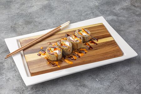 Ролл темпура тунец со сливочным сыром и авокадо