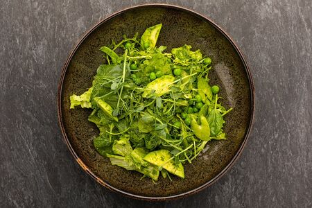 Большой зеленый салат с сыром Cremette