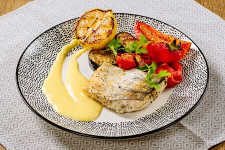 Филе судака с овощами гриль и голландским соусом