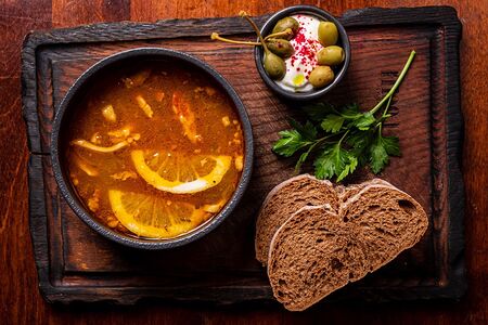 Солянка мясная с телячьими щечками и свининой на углях