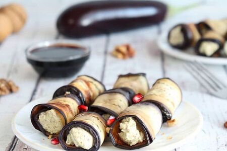 Рулетики из баклажана с грецким орехом