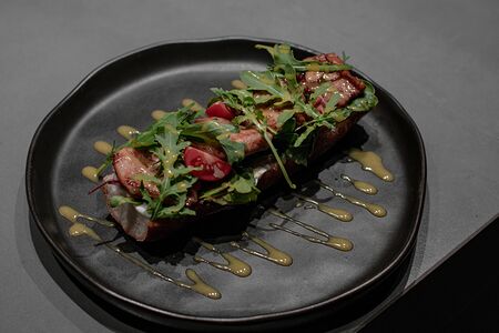 Брускетта с курицей и соусом винегра