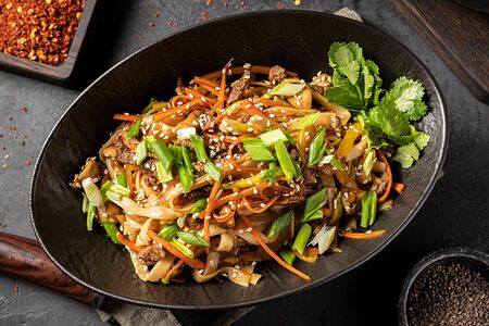 Лапша удон с говядиной и овощами