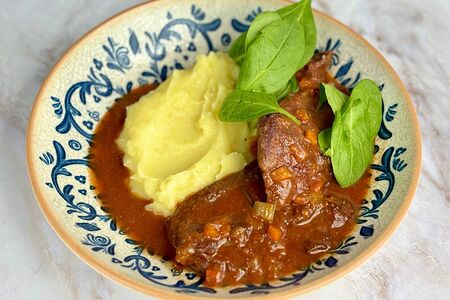 Томленая говядина с картофельным пюре