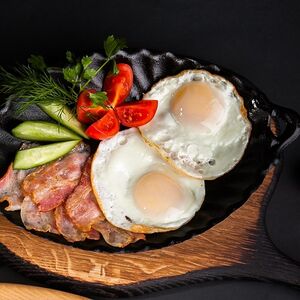 Яичница с беконом и овощами