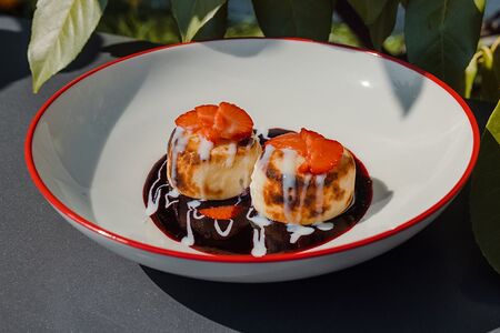 Сырники с черничным соусом, сгущенкой и клубникой