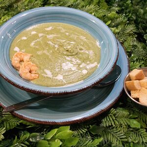 Крем-суп из брокколи с тигровыми креветками